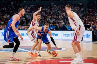 RIGA, LATVIA. 30 Ağustos 2025. Kristers Zoriks (solda 2.) ve Marko Guduriç (sağda 2.), FIBA EUROBASKET 2025 basketbol karşılaşmasında milli takım Letonya ile Sırbistan milli takımı arasında oynadılar..