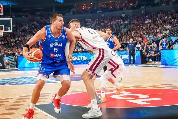 RIGA, LATVIA. 30 Ağustos 2025. Nikola Jokiç (L) ve Kristaps Porzingis (R), FIBA EUROBASKET 2025 basketbol karşılaşmasında milli takım Letonya ile Sırbistan milli takımı arasında oynadılar..