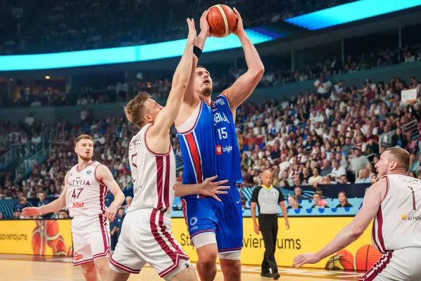 RIGA, LATVIA. 30 Ağustos 2025. Mareks Mejeris (L) ve Nikola Jokiç (R), FIBA EUROBASKET 2025 basketbol karşılaşmasında milli takım Letonya ile Sırbistan milli takımı arasında oynadılar..