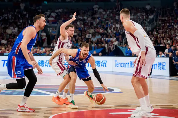 RIGA, LATVIA. 30 Ağustos 2025. Kristers Zoriks (solda 2.) ve Marko Guduriç (sağda 2.), FIBA EUROBASKET 2025 basketbol karşılaşmasında milli takım Letonya ile Sırbistan milli takımı arasında oynadılar..