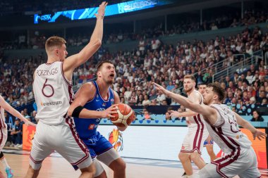 RIGA, LATVIA. 30 Ağustos 2025. Kristaps Porzingis (L), Nikola Jokiç (C) ve Kristers Zoriks (R), FIBA EUROBASKET 2025 basketbol karşılaşmasında milli takım Letonya ile Sırbistan milli takımı arasında oynadılar..