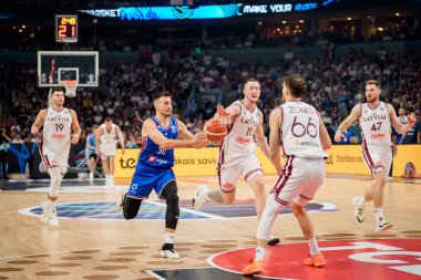 RIGA, LATVIA. 30 Ağustos 2025. Aleksa Avramoviç (L) ve Rolands Smits (# 11), FIBA EUROBASKET 2025 basketbol karşılaşmasında milli takım Letonya ile Sırbistan milli takımı arasında oynadılar..