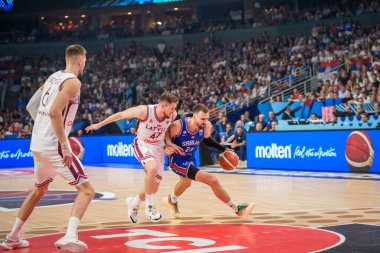 RIGA, LATVIA. 30 Ağustos 2025. Arturs Kurucs (L) ve Marko Guduriç (R), FIBA EUROBASKET 2025 milli takım Letonya ile Sırbistan milli takımı arasındaki basketbol karşılaşması.
