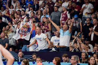 RIGA, LATVIA. 30 Ağustos 2025. Sırp basketbol taraftarları, FIBA EUROBASKET 2025 milli takım Letonya ile Sırbistan milli takımı arasında oynanan basketbol maçında tepki verdiler.