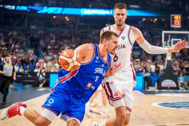 RIGA, LATVIA. 30 Ağustos 2025. Nikola Jokiç (L) ve Kristaps Porzingis (R), FIBA EUROBASKET 2025 basketbol karşılaşmasında milli takım Letonya ile Sırbistan milli takımı arasında oynadılar..