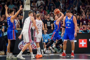 RIGA, LATVIA. 30 Ağustos 2025. Aleksa Avramoviç, FIBA EUROBASKET 2025 milli erkek takımı Letonya ile Sırbistan milli takımı arasında oynanan maçta kazandığı zaferden sonra tepki gösterdi.