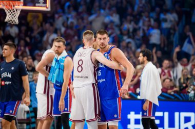 RIGA, LATVIA. 30 Ağustos 2025. Davis Bertans (L) ve Nikola Jokiç (R) maçtan sonra. FIBA EUROBASKET 2025 Ulusal Erkekler Takımı Letonya ile Sırbistan Milli Takımı arasındaki basketbol karşılaşması.