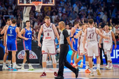 RIGA, LATVIA. 30 Ağustos 2025. Davis Bertans, milli takım Letonya ile milli takım Sırbistan milli takımı arasındaki FIBA EUROBASKET 2025 basketbol maçı sonrasında maç hakemi Fernando Calatrava ile konuştu.