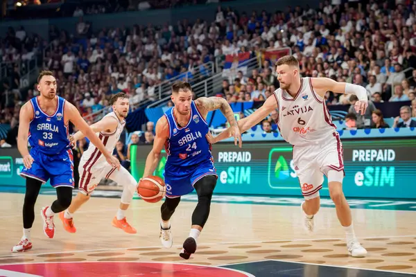 RIGA, LATVIA. 30 Ağustos 2025. Stefan Joviç (L) ve Kristaps Porzingis (R), FIBA EUROBASKET 2025 basketbol karşılaşmasında milli takım Letonya ile Sırbistan milli takımı arasında oynadılar..