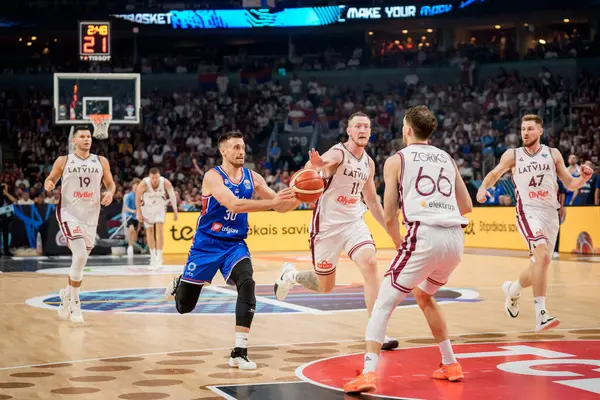 RIGA, LATVIA. 30 Ağustos 2025. Aleksa Avramoviç (L) ve Rolands Smits (# 11), FIBA EUROBASKET 2025 basketbol karşılaşmasında milli takım Letonya ile Sırbistan milli takımı arasında oynadılar..