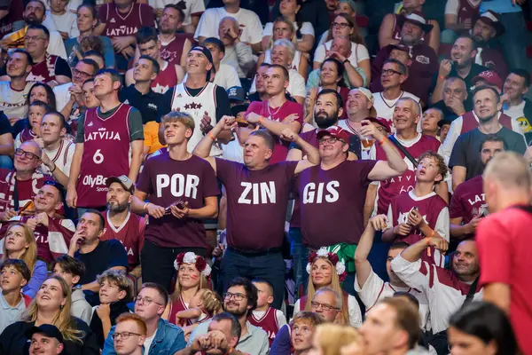 RIGA, LATVIA. 30 Ağustos 2025. Letonyalı basketbol taraftarları, FIBA EUROBASKET 2025 basketbol karşılaşmasında Letonya ve Sırbistan milli takımı arasında görüldü..