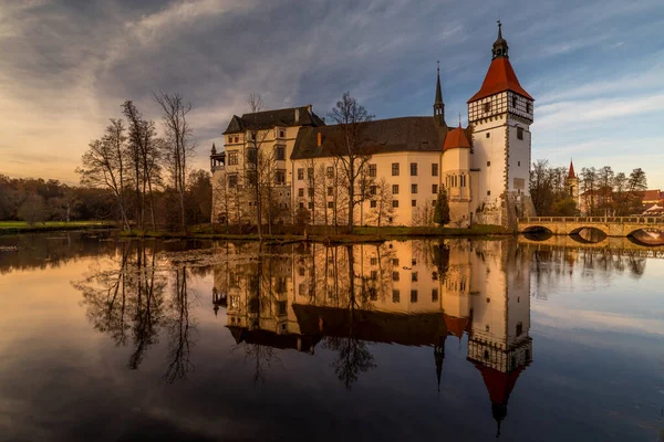 南波西米亚地区秋日落日的布拉特纳城堡是捷克共和国保存得最好的水上公园之一 — 图库照片