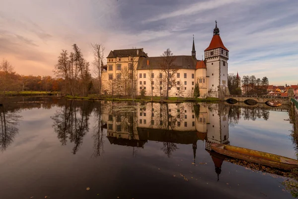 南波西米亚地区秋日落日的布拉特纳城堡是捷克共和国保存得最好的水上公园之一 — 图库照片