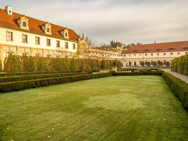 在捷克共和国布拉格沃德斯坦宫花园的晨阳中 秋天五彩缤纷 — 图库照片