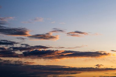 Şafak vakti bulutlu dramatik bir gökyüzü. Zarif renkli bulutlarla görkemli bir gündoğumu arka planı. Gökyüzü projeleriniz için bir arkaplan olarak ya da gökyüzü değiştirmek için