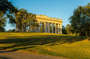 Güney Moravya 'daki Valtice kalesinin yukarısındaki Homole tepesinde (Reisten ya da Rajstna olarak adlandırılır) bir koloni. Çek Cumhuriyeti.