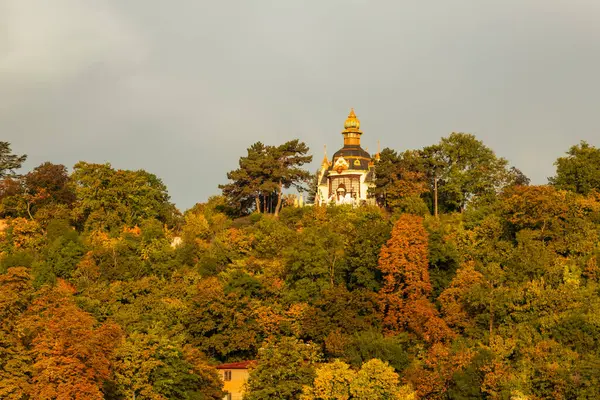 Prag 'da sabah güneşinde resim gibi bir sonbahar. Charles Köprüsü ile Vltava Nehri, Mala Strana 'nın rıhtımı ve evleri ve baskın Prag Kalesi. Çek Cumhuriyeti