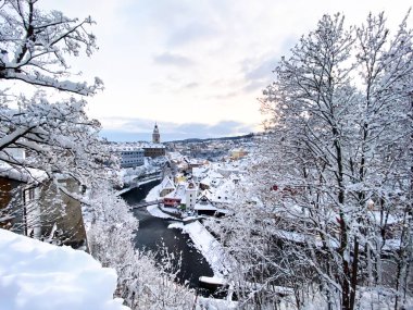 Çek Krumlov, UNESCO. Şafakta Castle ve Church ile birlikte tarihi bir kasaba. Aydınlanmış bir anıtı olan güzel bir kış sabahı manzarası. Çek Cumhuriyeti Cesky Krumlov 'dan karlı şehir manzarası