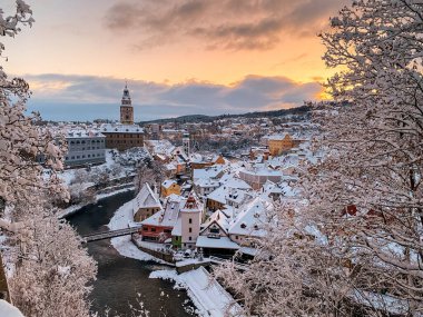 Çek Krumlov, UNESCO. Şafakta Castle ve Church ile birlikte tarihi bir kasaba. Aydınlanmış bir anıtı olan güzel bir kış sabahı manzarası. Çek Cumhuriyeti Cesky Krumlov 'dan karlı şehir manzarası