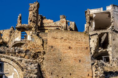 Craco hayalet kasabasının terk edilmiş kalıntıları. 20. yüzyılın sonlarında deprem yüzünden terk edilmiş bir şehir. Matera ili, Basilicata, İtalya