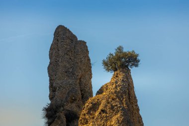 Kum taşından yapılmış terk edilmiş, eski bir dağ kasabası olan Craco 'nun pitoresk bir manzarası. Craco, 20. yüzyılın sonlarında meydana gelen deprem yüzünden terk edilmiş bir hayalet kasaba. Matera ili, Basilicata, İtalya