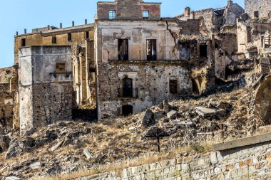 Craco hayalet kasabasının terk edilmiş kalıntıları. 20. yüzyılın sonlarında deprem yüzünden terk edilmiş bir şehir. Matera ili, Basilicata, İtalya