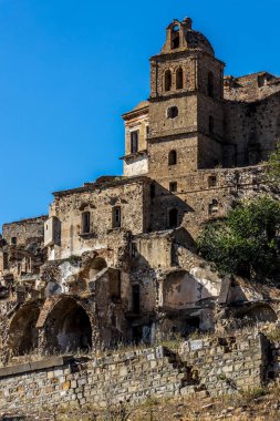 Craco hayalet kasabasının terk edilmiş kalıntıları. 20. yüzyılın sonlarında deprem yüzünden terk edilmiş bir şehir. Matera ili, Basilicata, İtalya