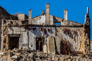 Craco hayalet kasabasının terk edilmiş kalıntıları. 20. yüzyılın sonlarında deprem yüzünden terk edilmiş bir şehir. Matera ili, Basilicata, İtalya
