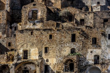Craco hayalet kasabasının terk edilmiş kalıntıları. 20. yüzyılın sonlarında deprem yüzünden terk edilmiş bir şehir. Matera ili, Basilicata, İtalya