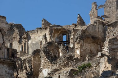 Craco hayalet kasabasının terk edilmiş kalıntıları. 20. yüzyılın sonlarında deprem yüzünden terk edilmiş bir şehir. Matera ili, Basilicata, İtalya