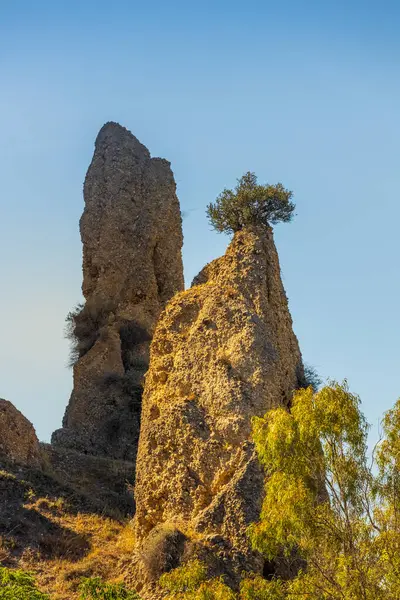 Kum taşından yapılmış terk edilmiş, eski bir dağ kasabası olan Craco 'nun pitoresk bir manzarası. Craco, 20. yüzyılın sonlarında meydana gelen deprem yüzünden terk edilmiş bir hayalet kasaba. Matera ili, Basilicata, İtalya