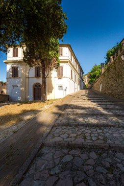 Spoleto, İtalya 'nın Umbria bölgesinde, Perugia eyaletinde hakim bir şatosu ve su kemeri olan antik ve güzel bir kasaba..