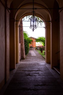 Spoleto, İtalya 'nın Umbria bölgesinde, Perugia eyaletinde hakim bir şatosu ve su kemeri olan antik ve güzel bir kasaba..