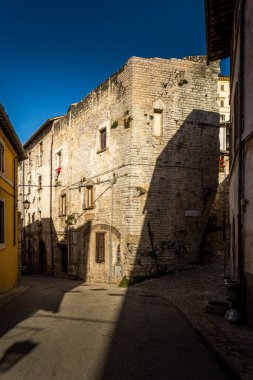 Spoleto, İtalya 'nın Umbria bölgesinde, Perugia eyaletinde hakim bir şatosu ve su kemeri olan antik ve güzel bir kasaba..