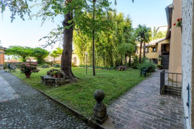 Spoleto, İtalya 'nın Umbria bölgesinde, Perugia eyaletinde hakim bir şatosu ve su kemeri olan antik ve güzel bir kasaba..