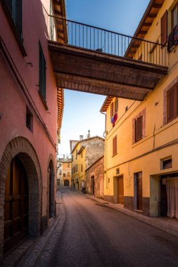 Spoleto, İtalya 'nın Umbria bölgesinde, Perugia eyaletinde hakim bir şatosu ve su kemeri olan antik ve güzel bir kasaba..