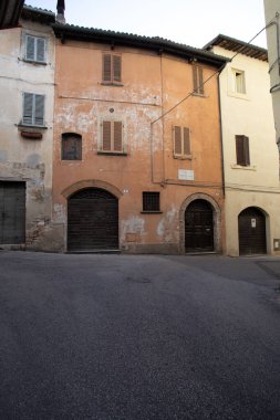 Spoleto, İtalya 'nın Umbria bölgesinde, Perugia eyaletinde hakim bir şatosu ve su kemeri olan antik ve güzel bir kasaba..