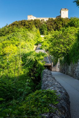Spoleto, İtalya 'nın Umbria bölgesinde, Perugia eyaletinde hakim bir şatosu ve su kemeri olan antik ve güzel bir kasaba..