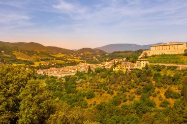 Spoleto, Ponte delle Torri Roma köprüsü ve Rocca Albornoziana ortaçağ kalesi. Umbria bölgesi, İtalya, Avrupa.