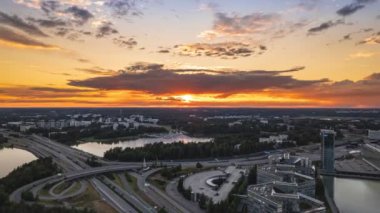 Finlandiya 'nın Espoo kentindeki Keilaniemi mahallesinde hava hızında düşüş. Şehrin üzerinde inanılmaz bir gün batımı. Yaz akşamı..