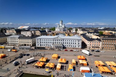 Helsinki, Finlandiya 'daki Kruununhaka Merkez Mahallesi' nin hava görüntüsü. Helsinki Belediye Binası, Helsinki Katedrali, Senato Meydanı ve diğer yerler. Pazar Meydanı.