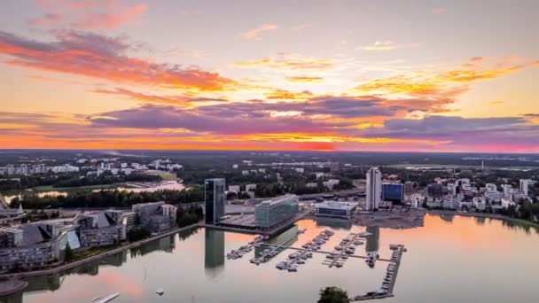 埃斯波 2021年6月10日 芬兰埃斯波Keilaniemi居民区的空中超高失速 美丽的日落笼罩着这座城市 — 图库视频影像