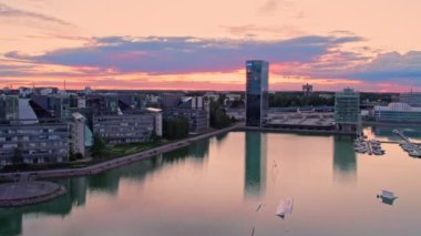 Finlandiya, Espoo - 10 Haziran 2021: Espoo, Finlandiya 'daki Keilaniemi mahallesinin havadan görünüşü. Şehrin üzerinde inanılmaz bir gün batımı. Yaz akşamı. Microsoft, Fortum ve Kone ofisleri. 