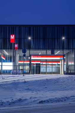 Espoo, Finlandiya - 26 Kasım 2022: Yepyeni Finnoo metro istasyonu.