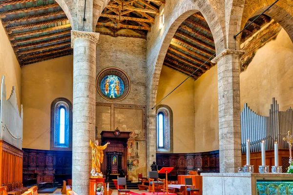 意大利Teramo大教堂的内部 — 图库照片