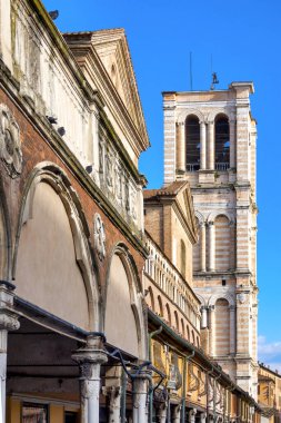 Loggia dei Mercanti Katedralin güney tarafında, Ferrara, İtalya