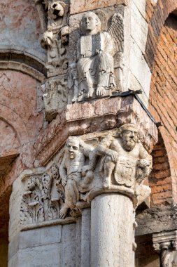 Katedralin ön cephesindeki heykellerin detayları, Ferrara.