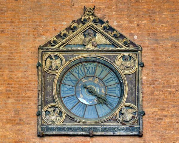 パラッツォ デッラ メルカンツィア ボローニャ イタリアの時計 — ストック写真