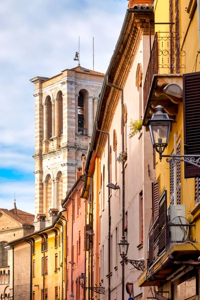 从意大利费拉拉Giuseppe Mazzini街看到的大教堂钟楼 — 图库照片
