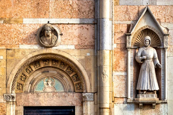 Λεπτομέρεια Της Πρόσοψης Του Καθεδρικού Ναού Ferrara Ιταλία — Φωτογραφία Αρχείου
